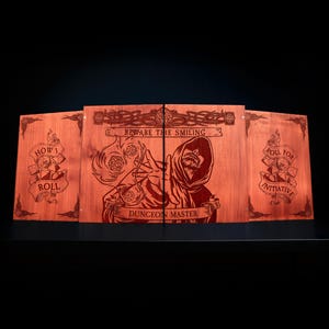 Könnte beinhalten: Ein hölzerner Dungeon Master-Bildschirm mit gravierten Kunstwerken und Text. Der Bildschirm ist in vier Paneele mit einem rotbraunen Finish unterteilt. Die Kunstwerke umfassen Würfel, eine vermummte Figur und die Sätze "How I Roll" und "Roll for Initiative."