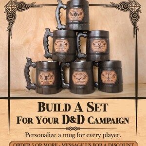 Pode incluir: Uma pilha piramidal de seis canecas de madeira castanho-escuras com pegas, cada uma com um remendo de couro bege com texto e s&iacute;mbolos gravados. O texto diz: BUILD A SET FOR YOUR D&D CAMPAIGN. Personalize a mug for every player. ORDER 5 OR MORE - MESSAGE US FOR A DISCOUNT.