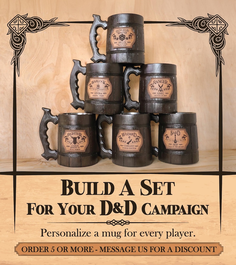 Pode incluir: Uma pilha piramidal de seis canecas de madeira castanho-escuras com pegas, cada uma com um remendo de couro bege com texto e s&iacute;mbolos gravados. O texto diz: BUILD A SET FOR YOUR D&D CAMPAIGN. Personalize a mug for every player. ORDER 5 OR MORE - MESSAGE US FOR A DISCOUNT.