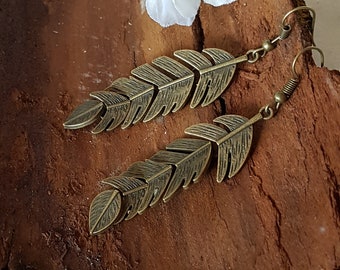 Feather earrings in brass with moving parts