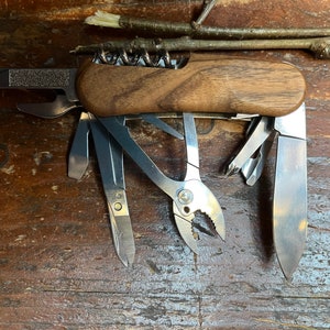 Victorinox Evowood S557 Nogal con 12 herramientas. Pesa 125gramos