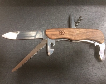 Legno Victorinox 'Forester'. Coltello multilama grande con manico in noce lama 3 1/4".