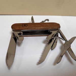 Victorinox 'Huntsman Wood' Swiss pocket knife with 13 functions, elegant walnut wood scales