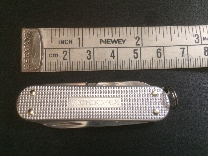 VICTORINOX Multiuso Classic Precious Alox, 5 Funzioni, Multi-strumento con Forbici, Cacciavite, Anello Portachiavi, in Scatola Regalo, Iconic Red