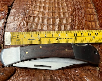 Navaja de seguridad Whitby de acero inoxidable con mango de madera noble. Hoja de 9,5 cm y longitud cerrada de 12,7 cm.