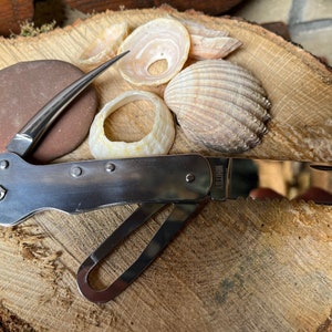 Coltello tascabile Sailors Lama in acciaio inossidabile da 2,75" parzialmente seghettata. Lunghezza da chiuso: 3,5"