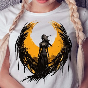 Puede incluir: Una camiseta blanca con un estampado gráfico de una mujer de pie frente a un ala grande, negra y emplumada con un fondo amarillo.