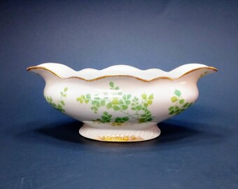 formal dinnerware clear glass with gold accents mini sauce bowl Vintage glass sauce or gravy boat with underplate excellent condition formal dinnerware clear glass with gold accents mini sauce bowl Vintage glass sauce or gravy boat with underplate excellent condition