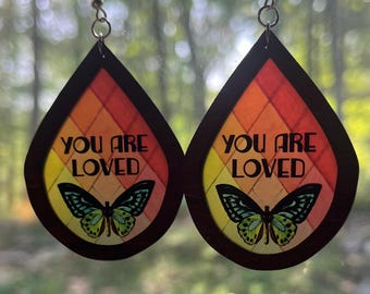 &quot;Ohrringe, &quot;&quot;YOU ARE LOVED&quot;&quot; Gay Pride, Trans Rechte freiheitliche gesellschaftliche Statement Schmuck für Demonstranten gegen Trump.&quot;