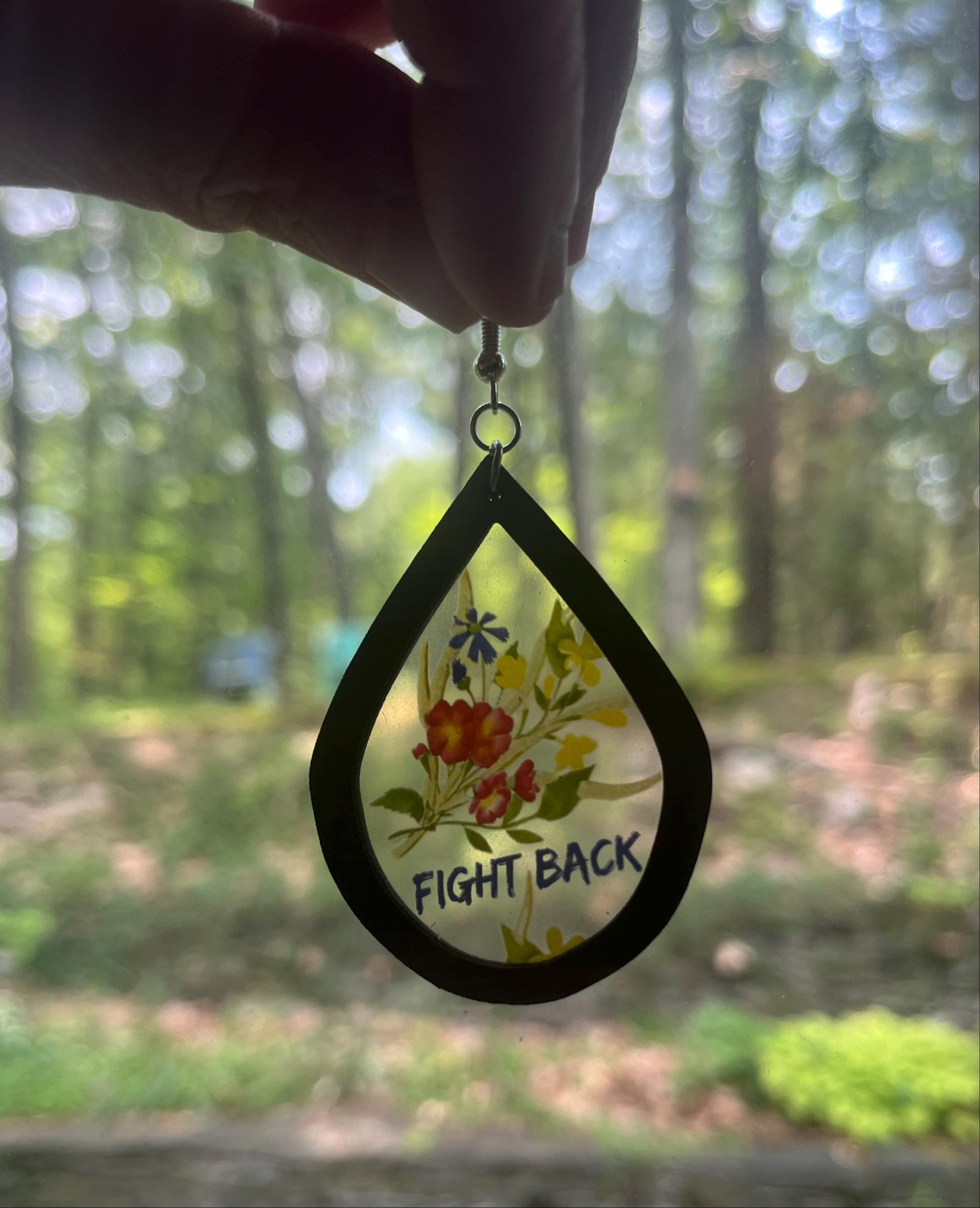 "Ohrringe, ""FIGHT BACK"" lehn öffentliche Münze für Demonstranz Anti-Trumpf keine Könige 8647 Kampf Unterdrückung Verbündete Ohrringe."