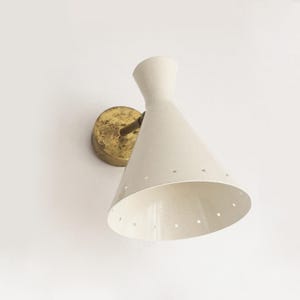A 1950s Italian designer wall light (to your country&#39;s electrical standards)