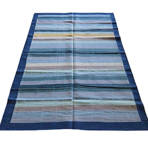 Alfombra Panja Dhurrie a rayas / Alfombra india vintage de los años 90 / Alfombra de tejido plano de algodón / Alfombra hecha a mano / 4 x 6 pies / Azul /