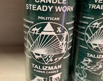Puede incluir: Vela de vidrio verde con texto e ilustraciones en blanco. La vela dice "CANDLE STEADY WORK" y "TALIZMAN POWER CANDLE". El texto adicional incluye "POLITICAN" y varios títulos de trabajo. Patrones blancos decorativos adornan la parte superior e inferior.