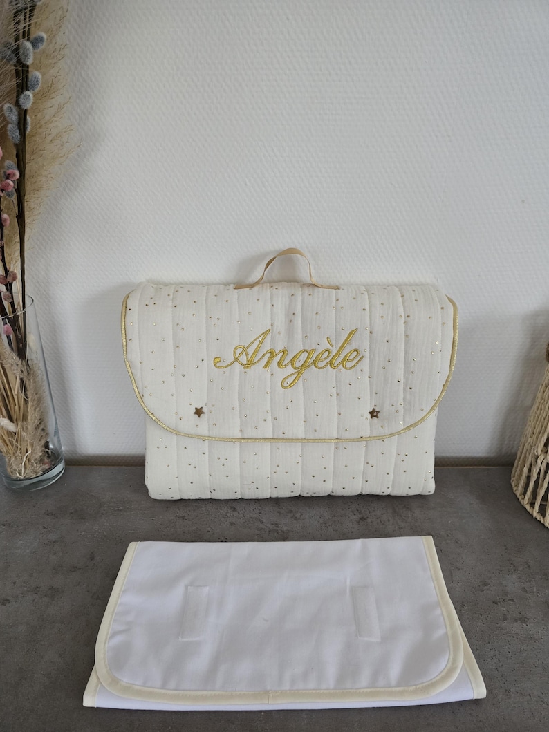 tapis à langer nomade personnalisé en double gaze de coton à pois dorés image 11