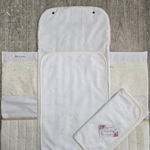 tapis à langer nomade personnalisé en double gaze de coton à pois dorés image 19