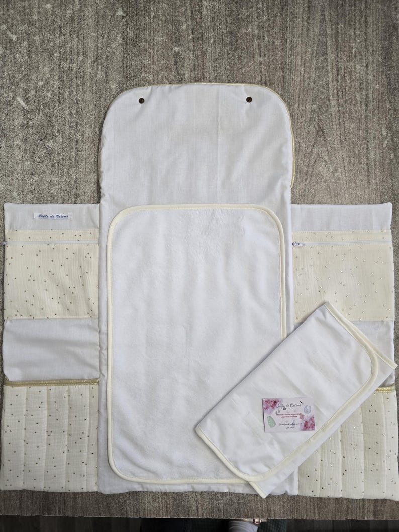 tapis à langer nomade personnalisé en double gaze de coton à pois dorés image 19