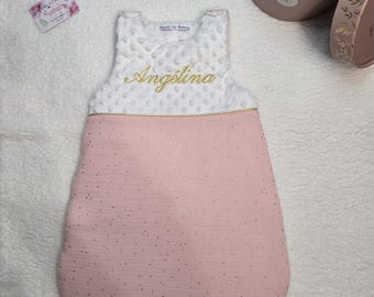 Gigoteuse bébé hiver ou mi saison en double gaze de coton personnalisée. Een veilig en comfortabel bankaccessoire.
