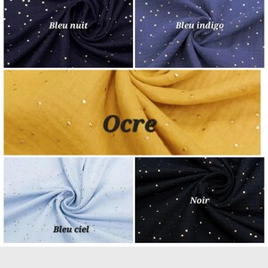 Peut inclure: Quatre &eacute;chantillons de tissu avec des points de paillettes dor&eacute;es. Les &eacute;chantillons sont de couleur bleu marine, bleu, jaune et bleu clair. Les &eacute;chantillons sont &eacute;tiquet&eacute;s "Bleu nuit", "Bleu indigo", "Ocre", "Bleu ciel" et "Noir".