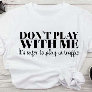 No juegues conmigo, es más seguro jugar en el tráfico Humor divertido para adultos Sarcástico svg, refranes de la vida de mamá, citas de la vida de mamá svg divertido para camisas tazas