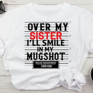 Über meine Schwester I'll Smile In meinem Mugshot SVG, lustige Erwachsene Zitat, Mugshot, Mugshot Sublimation, Schwester Liebe SVG, lustige Schwester Zitat SVG,
