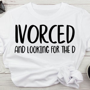 Ivorced und auf der Suche nach dem D Lustige Frauen Divprced SVG, Ex Frau Sasst T-Shirt Spruch, geschieden AF SVG, Single Frauen Spruch für Shirts svg