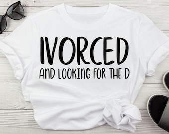 Ivorced und auf der Suche nach dem D Lustige Frauen Divprced SVG, Ex Frau Sasst T-Shirt Spruch, geschieden AF SVG, Single Frauen Spruch für Shirts svg