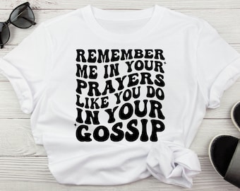 Recuérdame en tus oraciones como lo haces con tus chismes Divertidos enemigos svg, humor adulto sarcástico svg para camisas, salvaje svg, enemigos ido odio svg