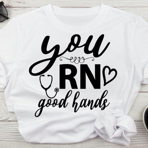 You RN Good Hands Registered Nurse Svg, RN Stethoscope Digital Download, Nursing Svg per camicie, RN Graduate Svg, File Svg per infermiere