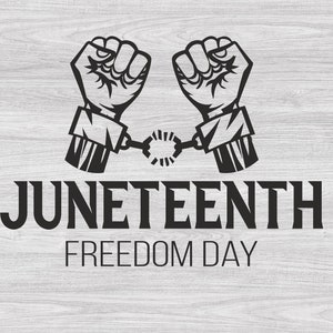Puede incluir: Gráfico en blanco y negro con dos puños encadenados y el texto «JUNETEENTH FREEDOM DAY» debajo. El diseño está sobre un fondo claro de vetas de madera, que simboliza la libertad.