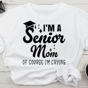 Soy una mamá mayor, por supuesto, estoy llorando mamá de graduado svg, mamá mayor svg, graduación svg png para camisetas, mamá mayor descarga digital SVG