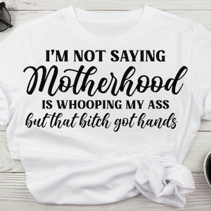 Non sto dicendo che la maternità mi sta urlando il culo ma quella cagna ha le mani SVG, Mom Life Svg, Funny Adult Humor Svg, Adulting Detti SVG