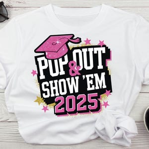 Pop Out And Show Em 2025 Senior Class 2025 Graduation Png, Design di laurea Png per magliette, Classe del 2025 Png, Non amano la laurea
