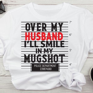 Su mio marito sorriderò nella mia foto segnaletica, coppie in formato Svg, sposa in formato Svg, matrimonio divertente, marito in formato Svg, umorismo per adulti in formato Svg, moglie divertente camicia in formato Svg