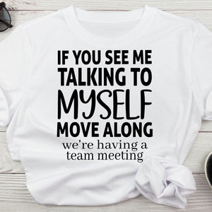 Als je me tegen mezelf ziet praten, ga verder, we hebben een teamvergadering Grappige volwassen humor Svg voor shirts, sarcastische grappige Svg digitale bestanden