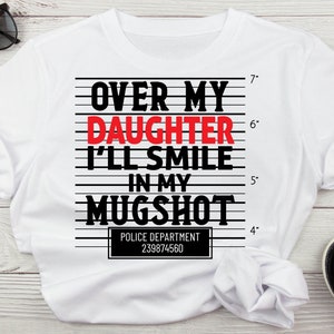 Sobre mi hija sonreiré en mi foto policial SVG, mamá vida svg, citas divertidas de svg para camisa, citas de vida de papá SVG, humor de papá, humor de mamá PNG