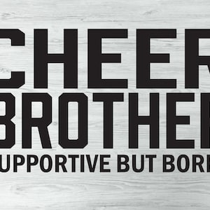 Op de afbeelding: Zwart-witte grafische tekst op een houten achtergrond. De tekst luidt "Cheer Brother Supportive But Bored".