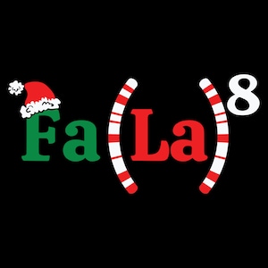 Può includere: « Fa » verde con un cappello di Babbo Natale rosso, « La » rosso con parentesi a forma di bastoncino di zucchero rosso e bianco, e un « 8 » bianco a destra.