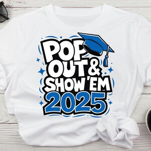 Pop Out And Show Em 2025 Senior Class 2025 Graduation Png, Design di laurea Png per magliette, Classe del 2025 Png, Non amano la laurea