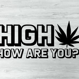Puede incluir: Diseño gráfico en blanco y negro sobre un fondo de madera clara. El texto dice "HIGH HOW ARE YOU?" en letras en negrita y delineadas. Una hoja de cannabis negra está al lado de la palabra "HIGH".