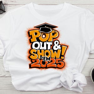 Pop Out And Show Em 2025 Senior Class 2025 Graduation Png, Design di laurea Png per magliette, Classe del 2025 Png, Non amano la laurea