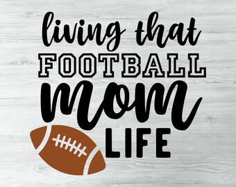 Vivere quella vita da mamma di football Svg Png Vita da mamma di football, Il mio cuore è su quel campo, Amo la vita da mamma di football Svg, Football Svg