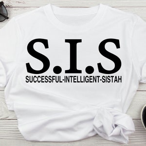 Può includere: Maglietta bianca con testo nero che recita "S.I.S. SUCCESSFUL-INTELLIGENT-SISTAH"