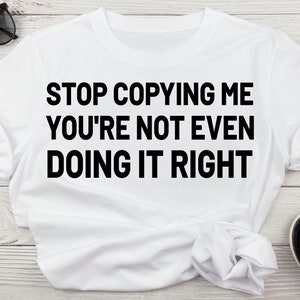 Smettila di copiarmi Non lo stai nemmeno facendo bene SVG, Detti di t-shirt divertenti SVG, Detti divertenti, Umorismo per adulti SVG, Mamma vita Svg, Sarcastico
