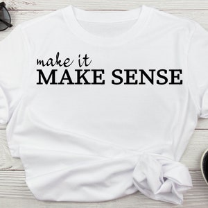 Puede incluir: Camiseta blanca con texto negro que dice "make it MAKE SENSE".