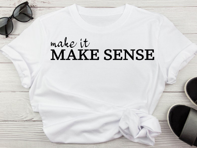 Puede incluir: Camiseta blanca con texto negro que dice "make it MAKE SENSE".