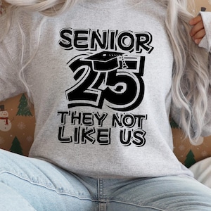 Senior 2025 They Not Like Us Graduate Svg, Senior afstuderen Svg, afstuderen Svg Png voor T-shirts, Senior 2025 digitale Download SVG
