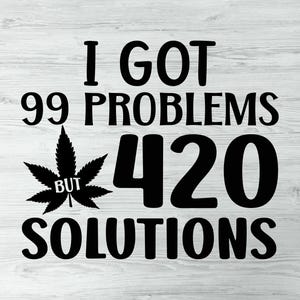 Peut inclure: Conception graphique en noir et blanc avec le texte "I got 99 problems but 420 solutions" et une feuille de marijuana avec le mot "BUT" à l'intérieur.