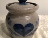 Vintage Rowe Pottery Works, Cambridge WIS salt glazed stoneware crock with lid, 4 1 4 inchs tall, Cobalt Blue Heart and leaves swirl pattern