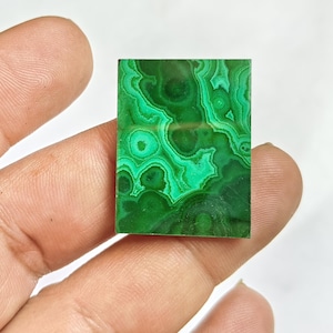 Malachit-Cabochon: handgefertigtes Kissen aus Edelsteinstein.. Flache Rückseite (32x24x3 mm, 53 Karat)
