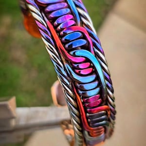 Può includere: Un cartello in legno rustico con la scritta "Welcome to our home" in lettere bianche. Il cartello presenta una finitura invecchiata e un design semplice e invitante, perfetto per un portico o un ingresso.